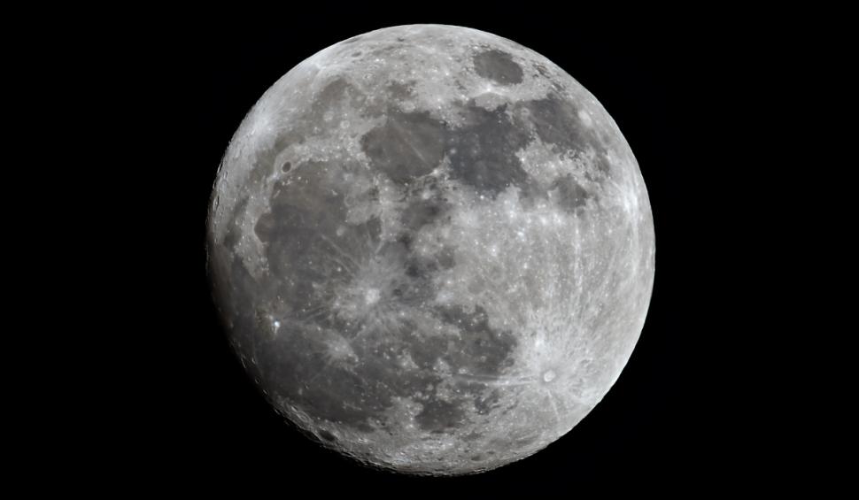 luna aproape plin? surprinsa cu un telescop puternic