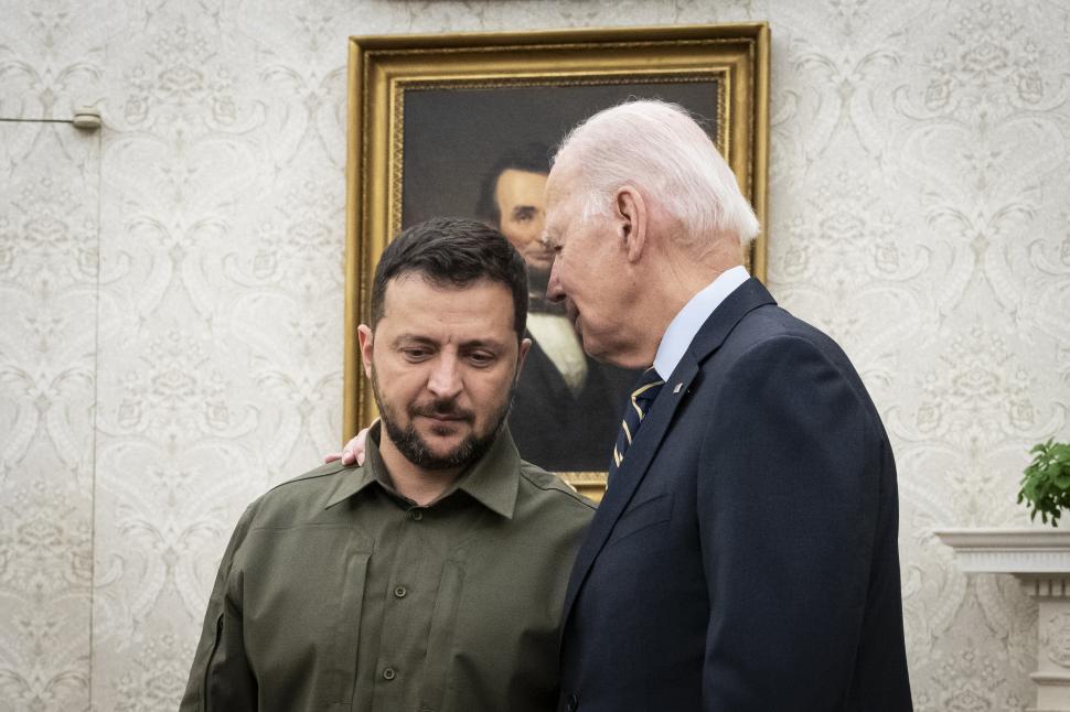 Biden il tine de umar pe Zelenski in Biroul Oval de la Casa Alba.