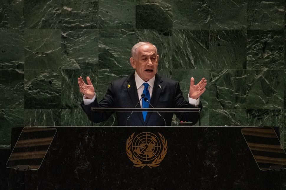 Netanyahu vorbe?te gesticulând de la tribuna ONU.