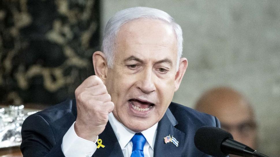 Benjamin Netanyahu vorbeste cu pumnul ridicat 