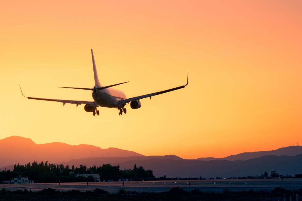 Un avion de calatorui care zboara