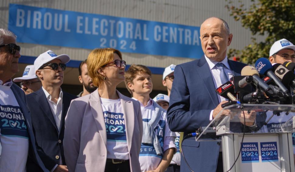 mircea geoana alaturi se staful de campanie la depunerea candidaturii la BEC