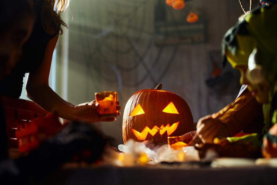 copii intr-un atelier de halloween