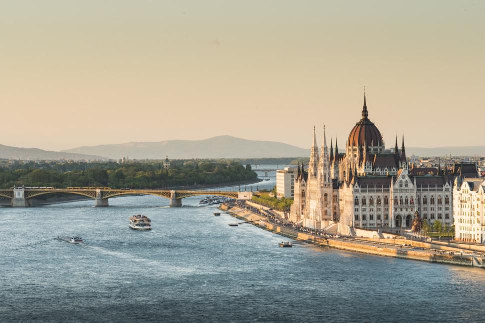 Imagine din aer a Budapestei cu parlamentul în prim plan.