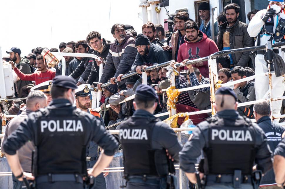 Trei politisti şi o nava plina de migranti