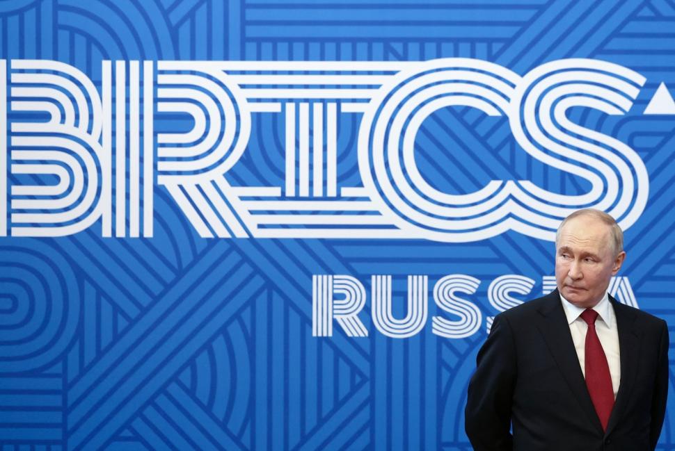 putin cu mainile la spate la BRICS