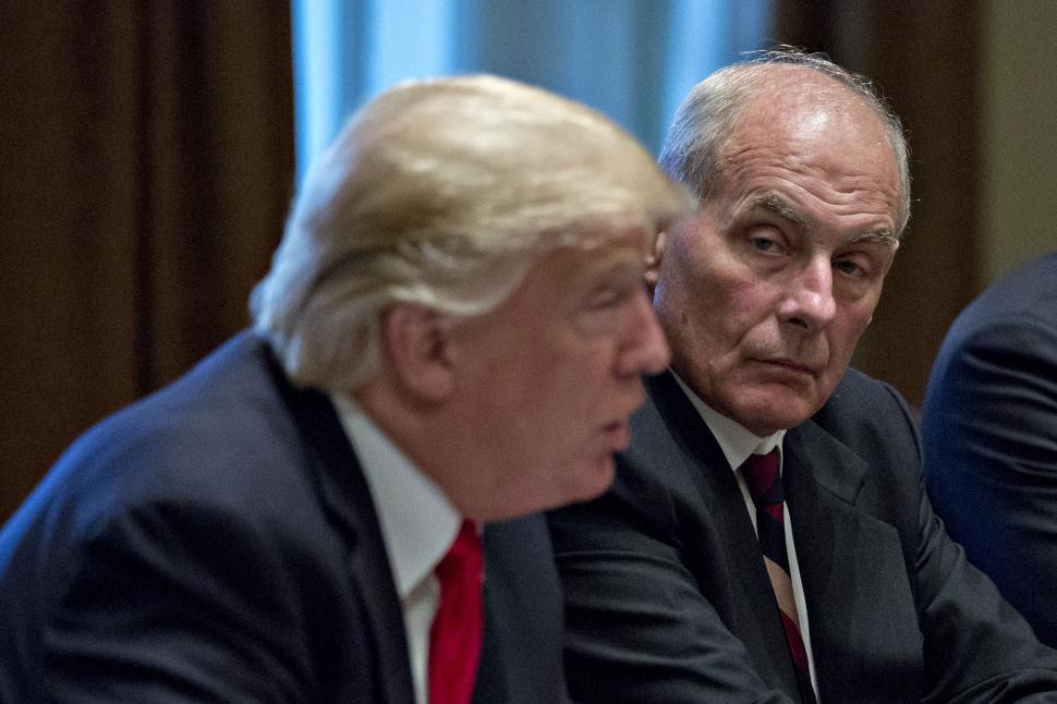 John Kelly il priveste pe Trump in timp ce acesta vorbeste