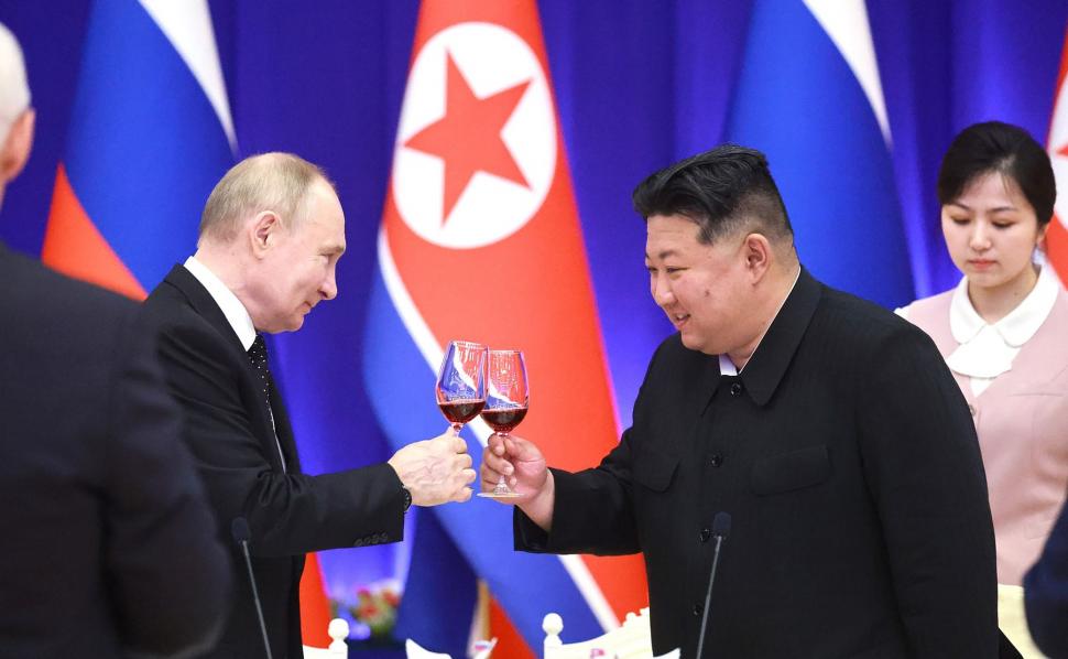 putin si kim jong ciocnesc pahare cu vin rosu