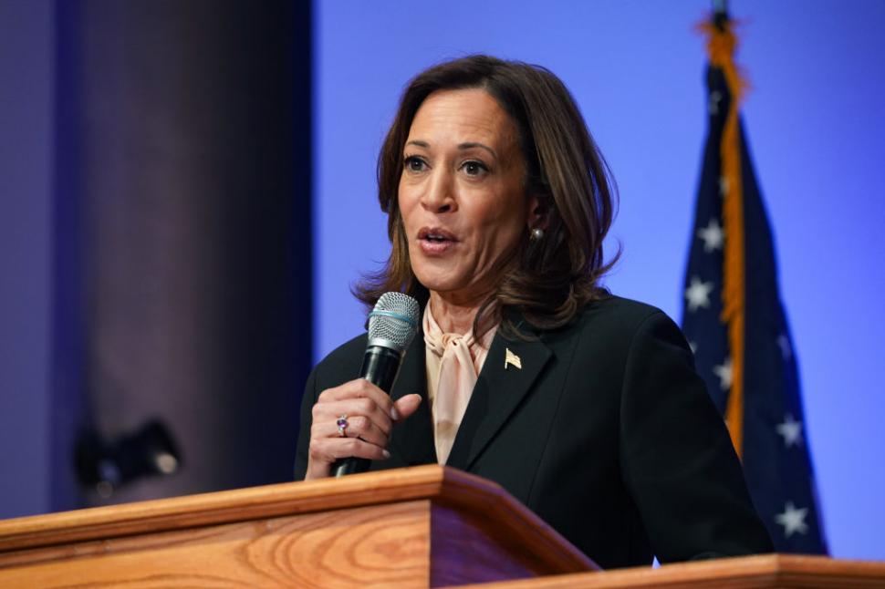 Kamala Harris vorbeste la microfon de la un pupitru