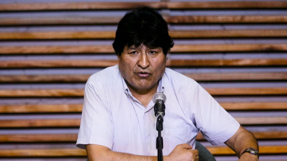 Evo Morales vorbește la microfon