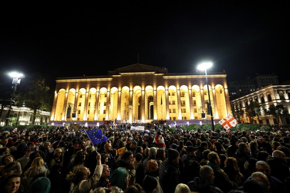 Mulțime de oameni în fața parlamentului din Georgia.