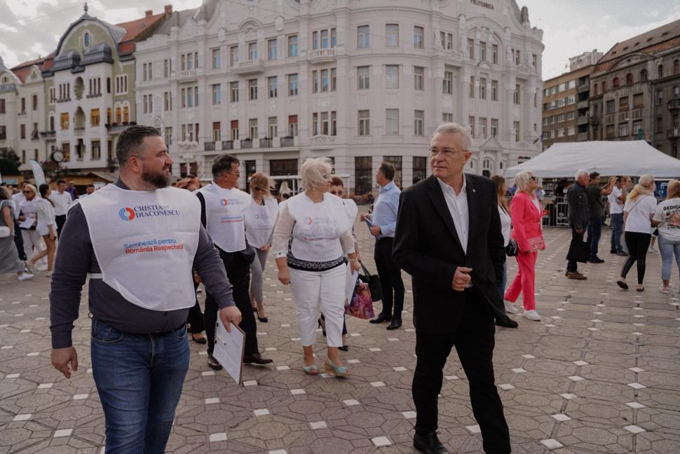 cristian diaconescu alaturi de voluntari in bucuresti