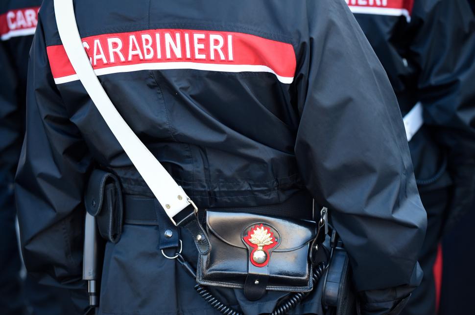 Mai multi carabinieri cu spatele