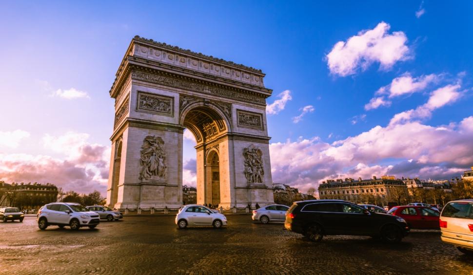 Trafic auto la Arcul de Triumf din Paris