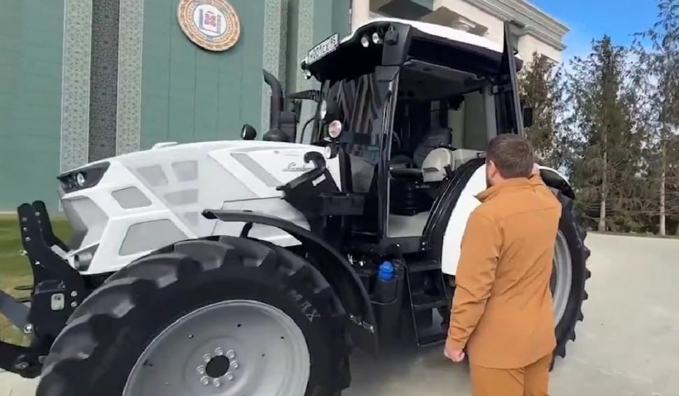 Ramzan Kadirov si tractorul Lamborghini 2