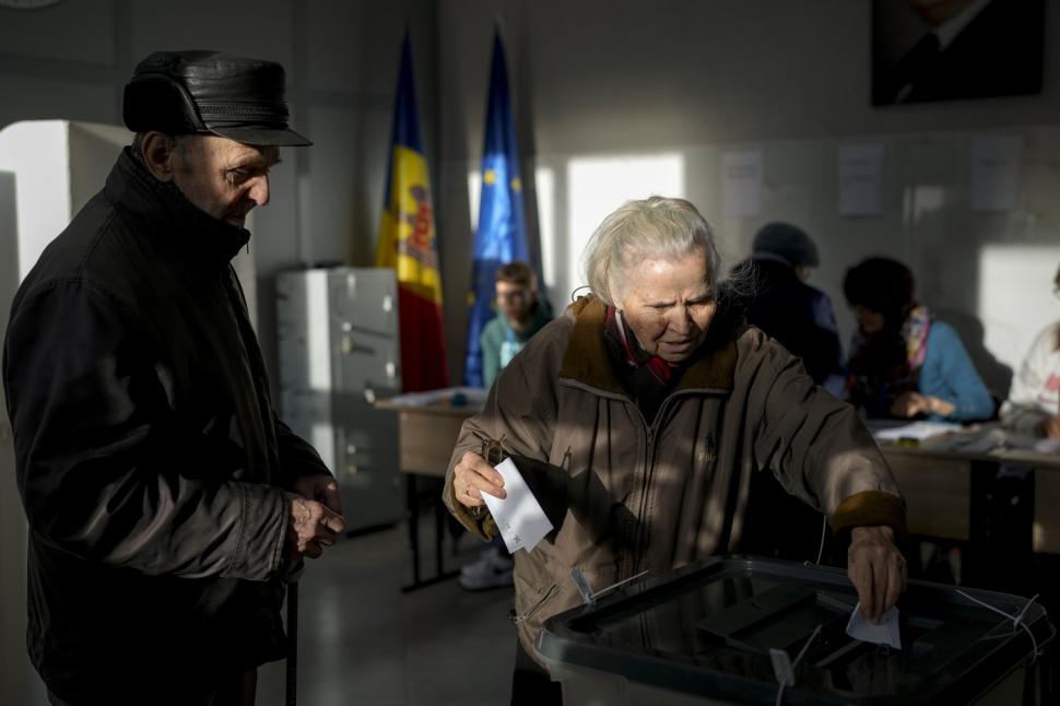 oameni voteaza in moldova