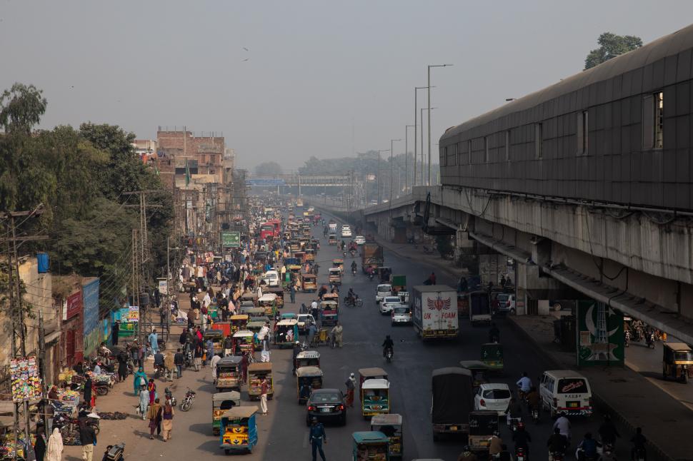 imagine din Lahore, Pakistan, cu o strada plina de tuk tuk