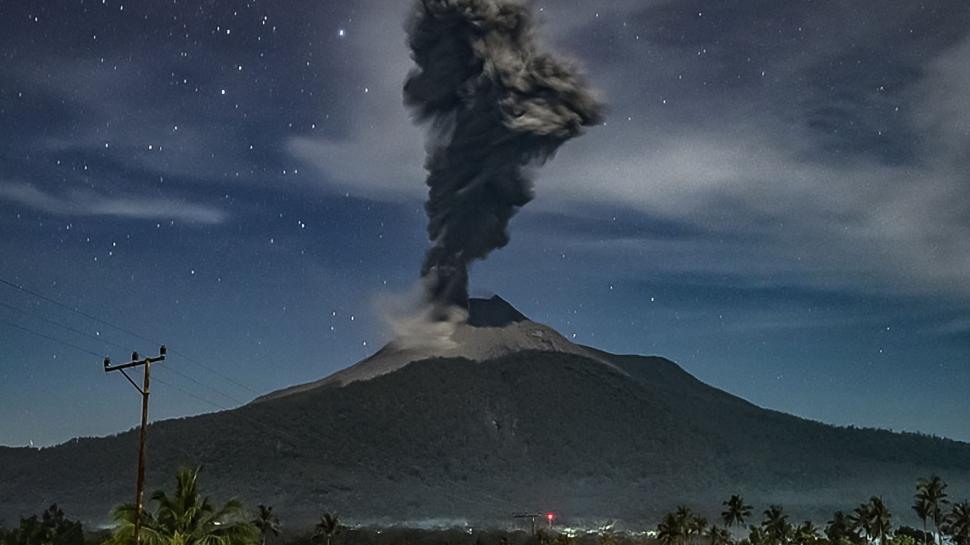 eruptie vulcan lewotobi laki laki indonezia noiembrie 2024