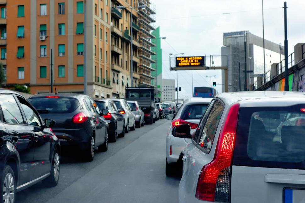 Un sir de masini blocate în trafic