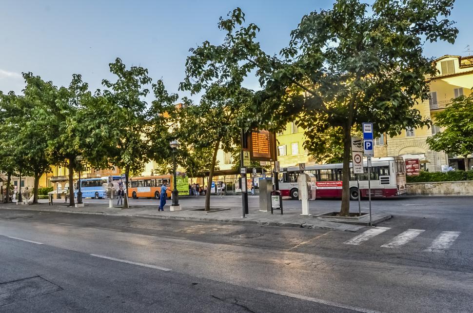 O piata cu mai multe autobuze care stationeaza