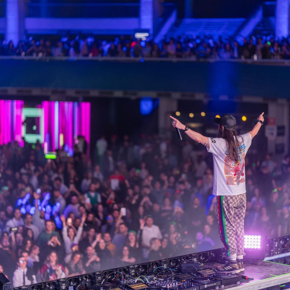 IQOS a celebrat un deceniu de inovație cu un spectacol exploziv alături de Steve Aoki 939223