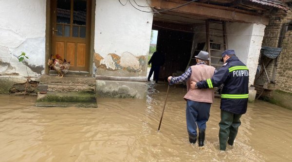Cod roșu de ploi torențiale în Timiș și Caraș-Severin. Zeci de case au fost inundate