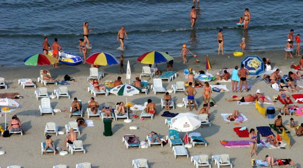 Plaje pline de turiști pe litoral, ca în vremurile obișnuite. Românii nu se mai tem de infectarea cu coronavirus