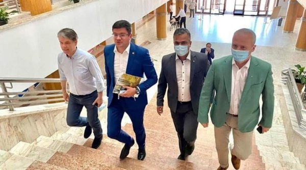 Imagini scandaloase cu ministrul Mediului. Costel Alexe sfidează legea împreună cu primarul din Brașov