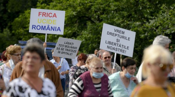 Protest în Piața Victoriei din București. Sute de oameni, fără măști de protecție, manifestează împotriva legii carantinării