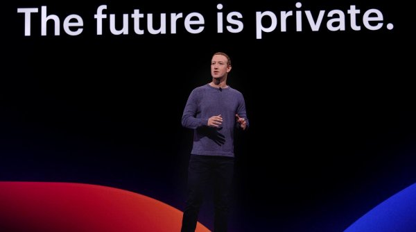 Mark Zuckerberg s-a făcut de râs pe rețelele de socializare! Cum a fost surprins fondatorul Facebook. Imagini virale 