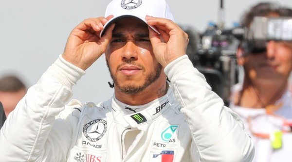 Lewis Hamilton, copleșit de emoții. ”Inima mea aproape s-a oprit, de aceea am fost calm”
