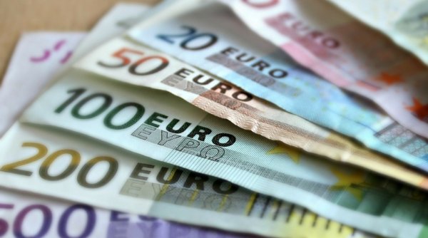 Euro, maxim istoric pentru a zecea oară anul acesta. Analiștii explică devalorizarea monedei naționale