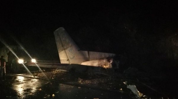 Tragedie aviatică în Ucraina. Zeci de morți după ce un avion militar s-a prăbușit în estul țării