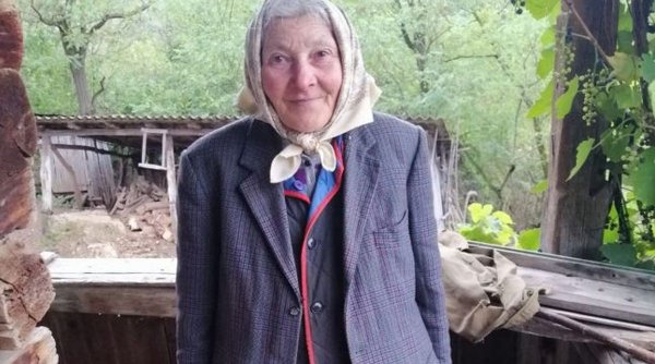 Tanti Fica, bătrânica de 76 de ani care trăieşte cu o pensie de 15 lei, singură, într-un cătun din Apuseni