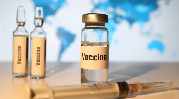 Peste 4.000 de români care lucrează în sistemul medical din UK, printre primii europeni vaccinați