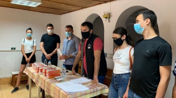 Șase tineri au donat sute de tablete copiilor săraci din România: 