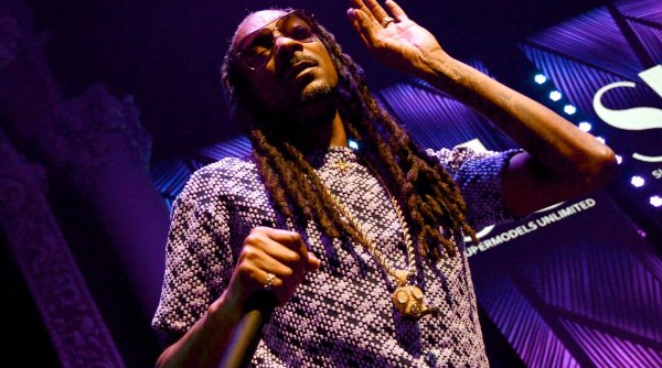 Snoop Dogg se relaxează pe manele cântate de Florin Salam