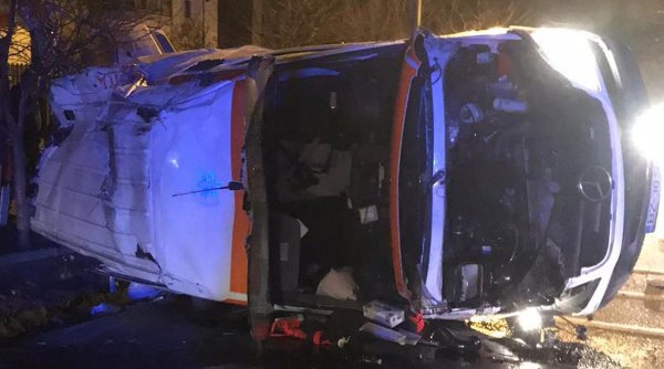 O pacientă bolnavă de COVID a murit în ambulanţă, după ce autospeciala s-a răsturnat şi s-a izbit de un cap de pod, în Mărăşeşti, Vrancea