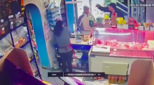 O vânzătoare din Suceava a fost amenințată cu pistolul de un bărbat care nu a vrut să plătească două iaurturi