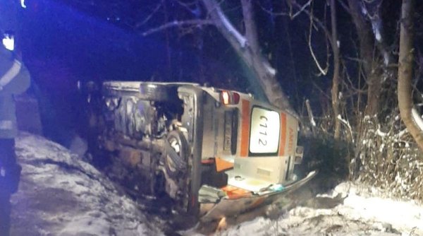 O ambulanță care transporta o femeie gravidă s-a răsturnat pe un drum înzăpezit în Dâmbovița