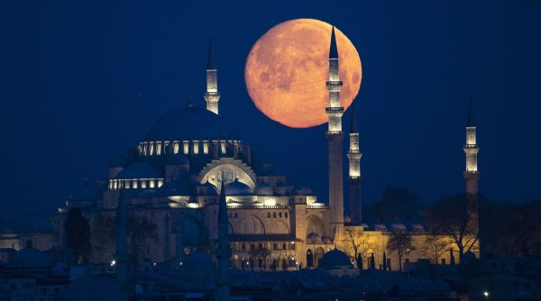 Luna roz, un fenomen astronomic spectaculos, mai poate fi văzută până miercuri dimineaţă