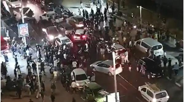 Un șofer arab bătut de protestatari, în direct, la Televiziunea Publică israeliană. Imagini cu impact emoțional 