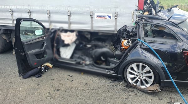 Volkswagen strivit sub un TIR, accident cumplit pe Autostrada A1, la Nădlac