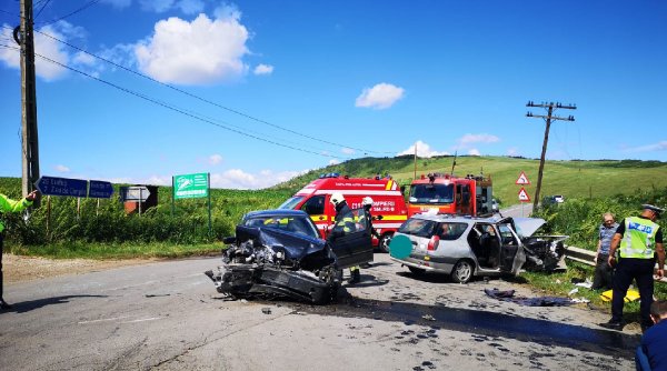 Cinci persoane au fost rănite, după impactul dintre două mașini în Mureş