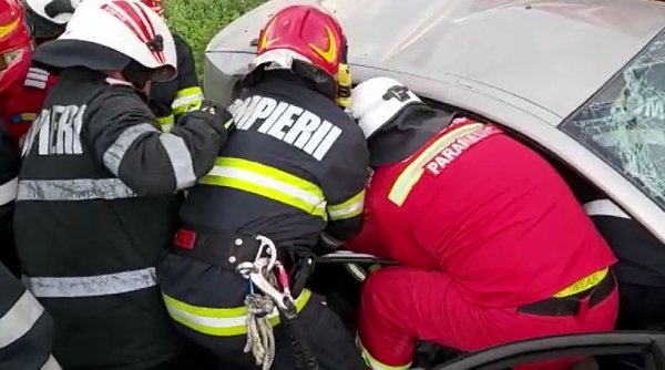 Un şofer a rămas încarcerat după ce maşina sa a fost lovită de un tren în Maramureş