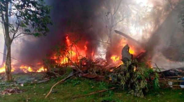 Un avion militar cu 92 de pasageri s-a prăbuşit în sudul Republicii Filipine