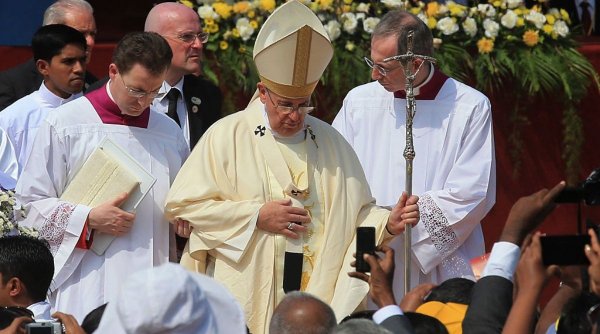 Papa Francisc este internat de urgență și o să fie operat
