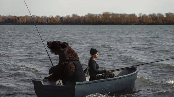Tânără, filmată în timp ce a ieșit cu un urs la pescuit, cu barca