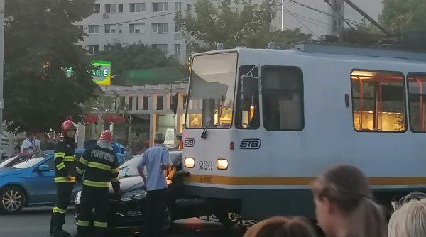 Accident rutier în Capitală între un tramvai şi un autoturism. O persoană a fost rănită
