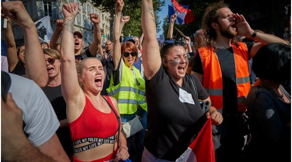 Noi proteste în Franța împotriva permisului sanitar care intră în vigoare de luni
